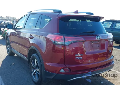 2018 Toyota Rav4 Xle z USA, uszkodzony, nr VIN 2T3RFREV4JW754708